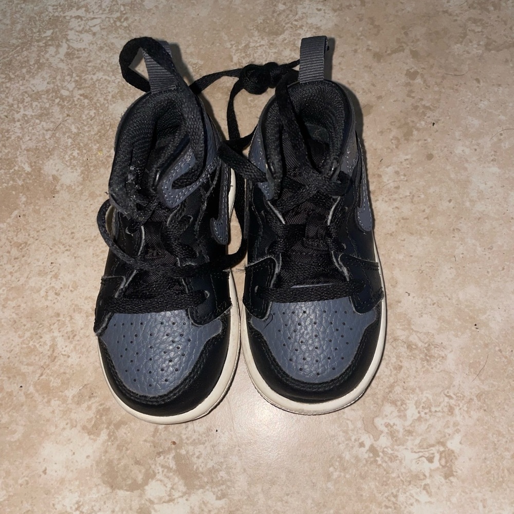 Kids Black and Gray Jordan 11s size 5C